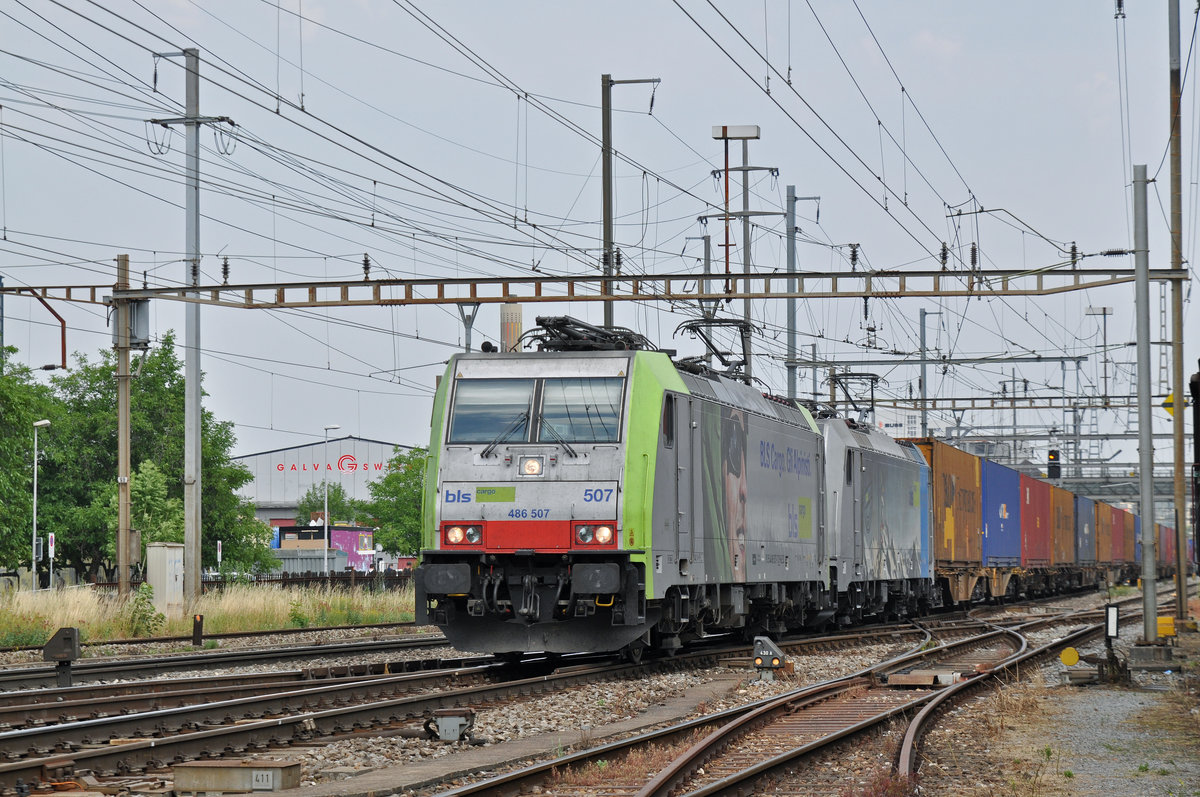 Doppeltraktion, mit den Loks 485 507-7 und 186 101-2, durchfahren den Bahnhof Pratteln. Die Aufnahme stammt vom 23.06.2017.