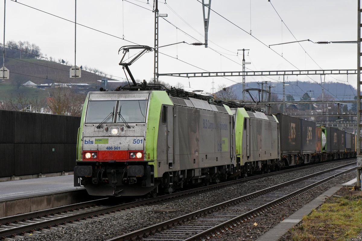 Doppeltraktion, mit den Loks 486 501-0 und 486 509-3, durchfährt den Bahnhof Gelterkinden. Die Aufnahme stammt vom 17.12.2018.