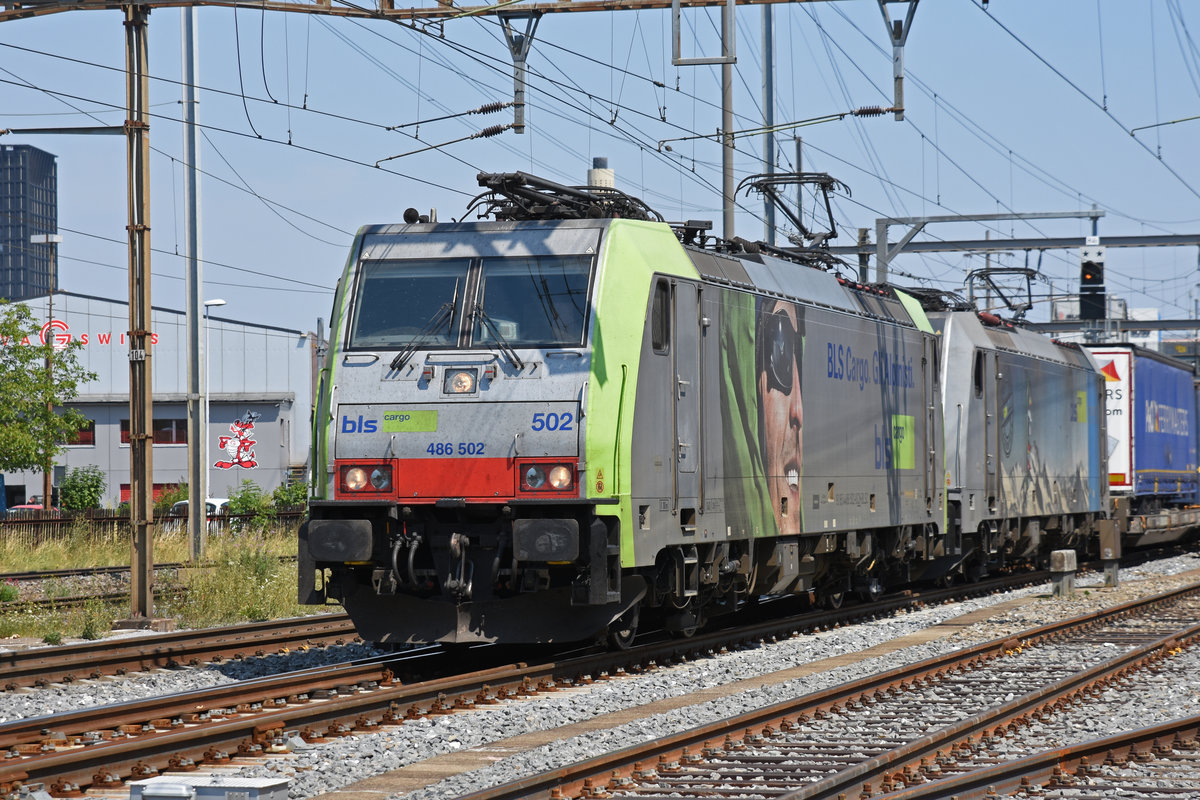 Doppeltraktion, mit den Loks 486 502-8 und 186 105-8, durchfährt den Bahnhof Pratteln. Die Aufnahme stammt vom 22.07.2019.