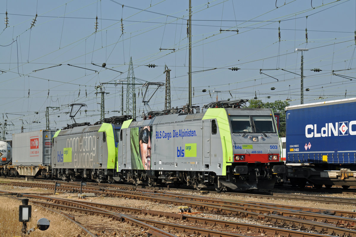 Doppeltraktion, mit den Loks 486 503-6 und 485 014-5, durchfahren den Badischen Bahnhof. Die Aufnahme stammt vom 14.09.2016. 