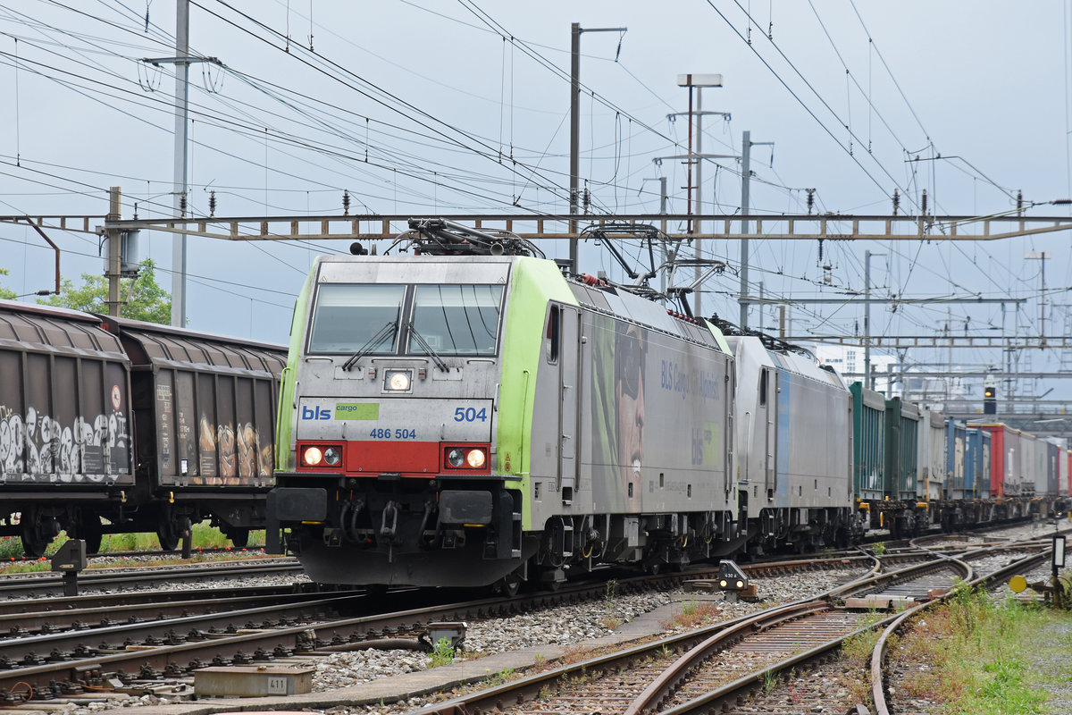 Doppeltraktion, mit den Loks 486 504-4 und 186 106-1, durchfahren den Bahnhof Pratteln. Die Aufnahme stammt vom 15.05.2018.
