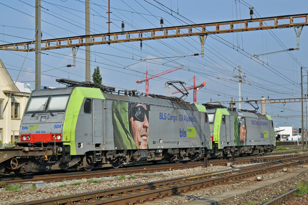 Doppeltraktion, mit den Loks 486 504-4 und 486 509-3, durchfahren den Bahnhof Pratteln. Die Aufnahme stammt vom 26.09.2016.