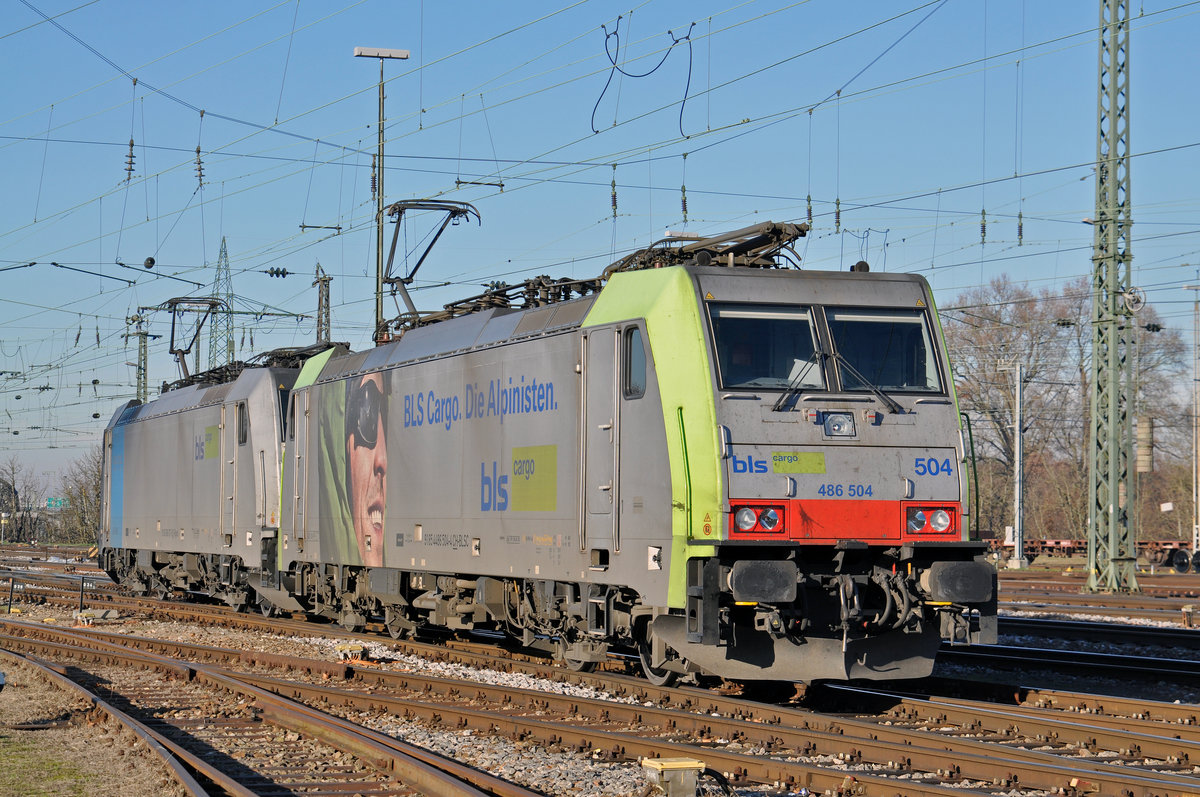 Doppeltraktion, mit den Loks 486 504-4 und 186 107-9, durchfahren den Badischen Bahnhof. Die Aufnahme stammt vom 01.12.2016.