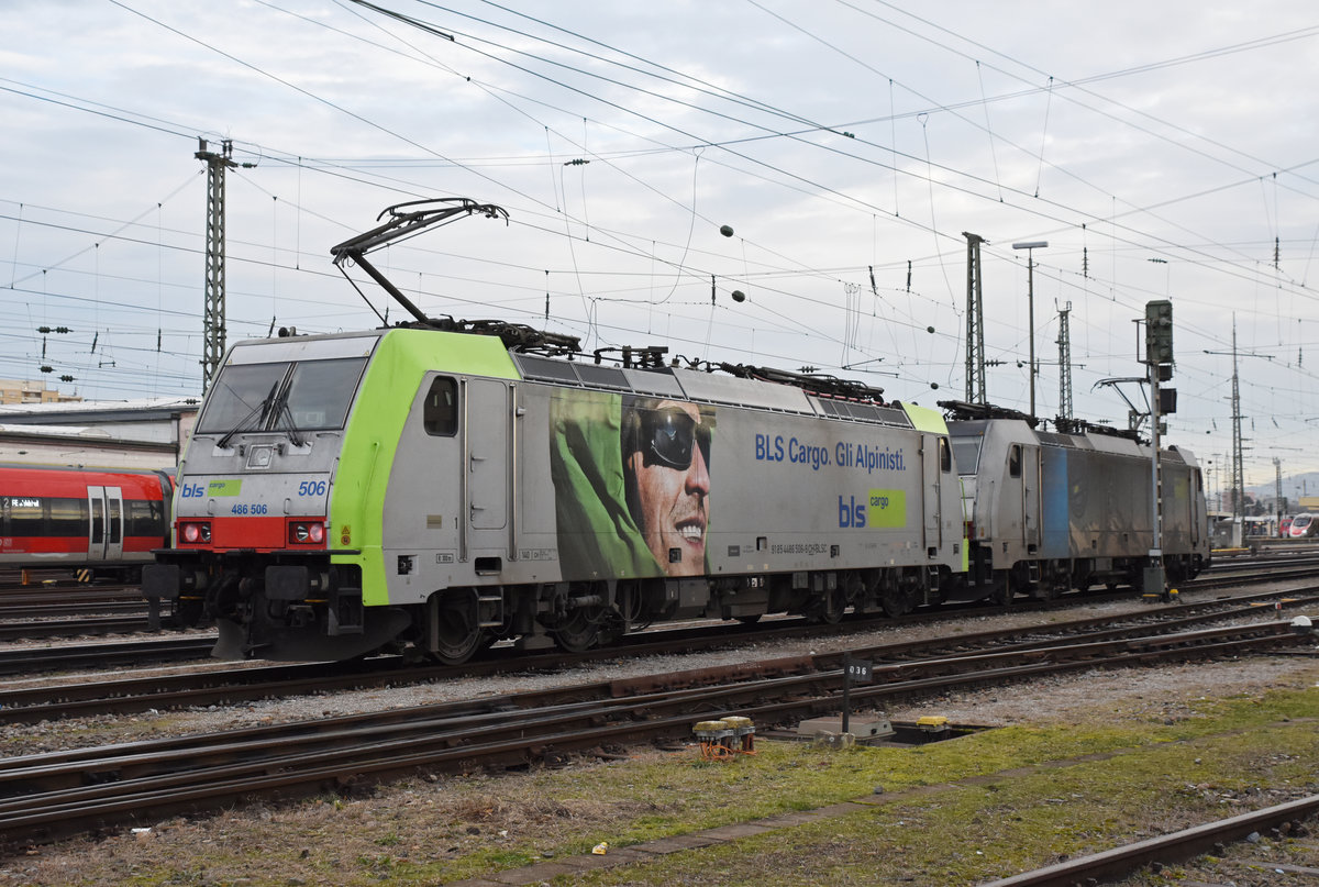 Doppeltraktion, mit den Loks 486 506-9 und 186 104-6 wird in der Abstellanlage beim badischen Bahnhof abgestellt. Die Aufnahme stammt vom 19.12.2019.