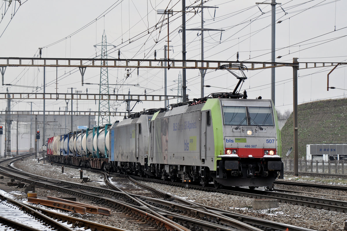 Doppeltraktion, mit den Loks 486 507-7 und 186 108-7, durchfahren den Bahnhof Pratteln. Die Aufnahme stammt vom 01.03.2018.