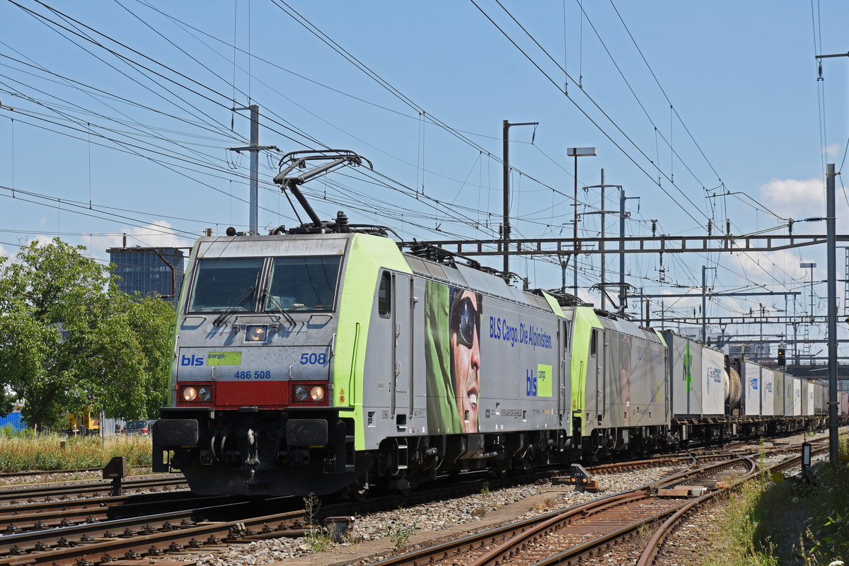 Doppeltraktion, mit den Loks 486 508-5 und 486 509-3, durchfährt den Bahnhof Pratteln. Die Aufnahme stammt vom 18.07.2018.