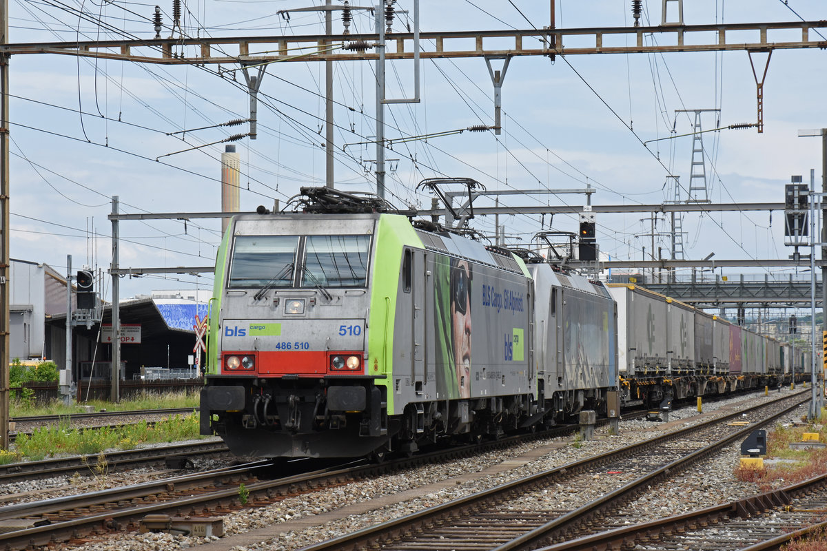 Doppeltraktion, mit den Loks 486 510-1 und 186 109-5, durchfahren den Bahnhof Pratteln. Die Aufnahme stammt vom 31.05.2018.