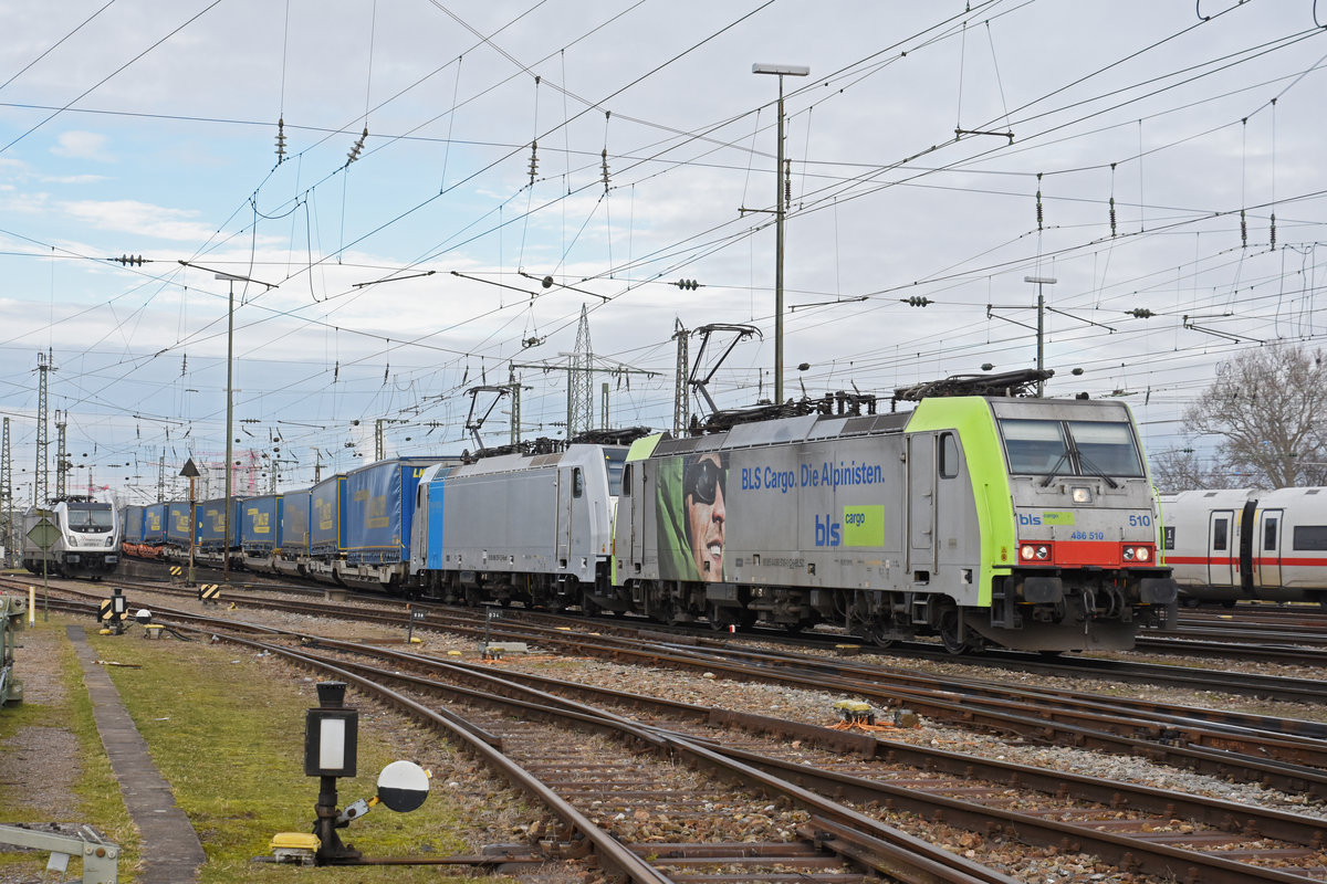 Doppeltraktion, mit den Loks 486 510-1 und 186 251-5 durchfährt den badischen Bahnhof. Die Aufnahme stammt vom 08.01.2020.