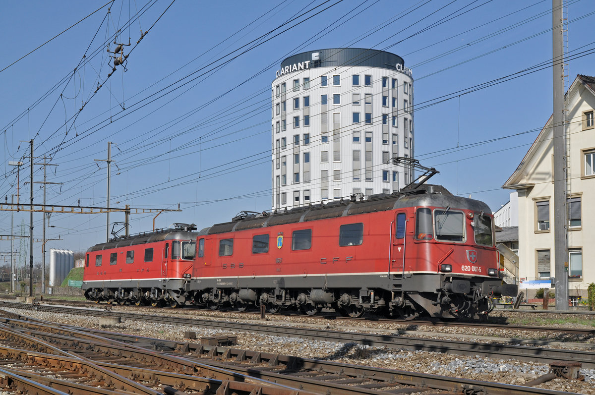 Doppeltraktion, mit den Loks 620 007-5 und 11624 durchfahren den Bahnhof Pratteln. Die Aufnahme stammt vom 13.03.2017.