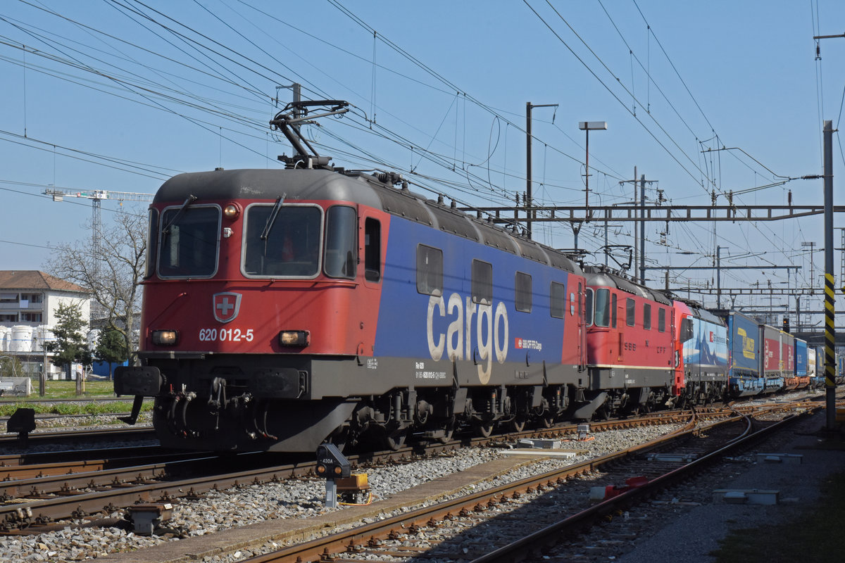 Doppeltraktion, mit den Loks 620 012-5, 420 342-8 und der kalten Siemens Vectron 193 474-4 durchfährt den Bahnhof Pratteln. Die Aufnahme stammt vom 19.03.2020.