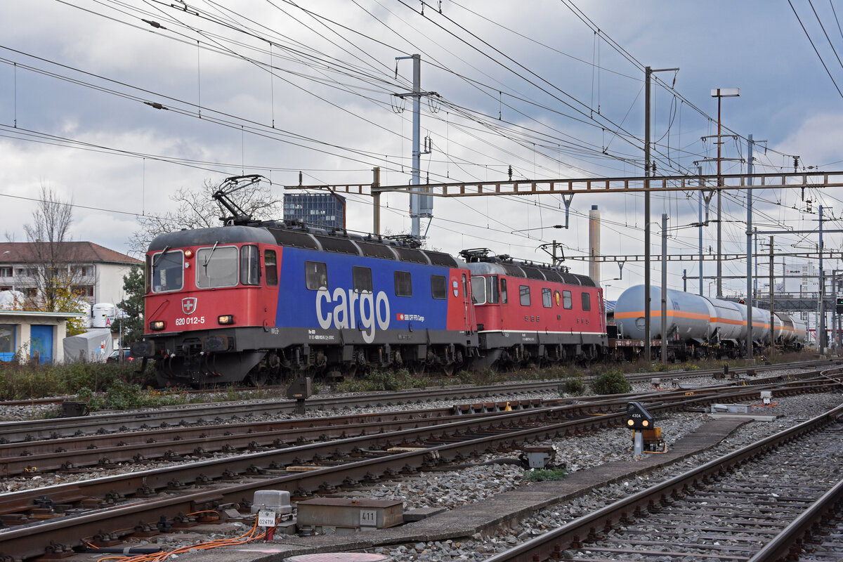 Doppeltraktion, mit den Loks 620 012-5 und 620 077-8 durchfährt den Bahnhof Pratteln. Die Aufnahme stammt vom 04.11.2021.