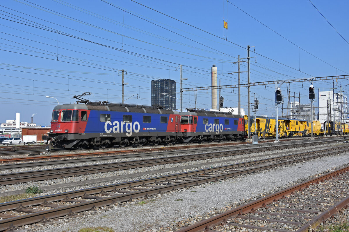 Doppeltraktion, mit den Loks 620 023-2 und 620 029-9 durchfährt den Bahnhof Pratteln. Die Aufnahme stammt vom 23.03.2022.