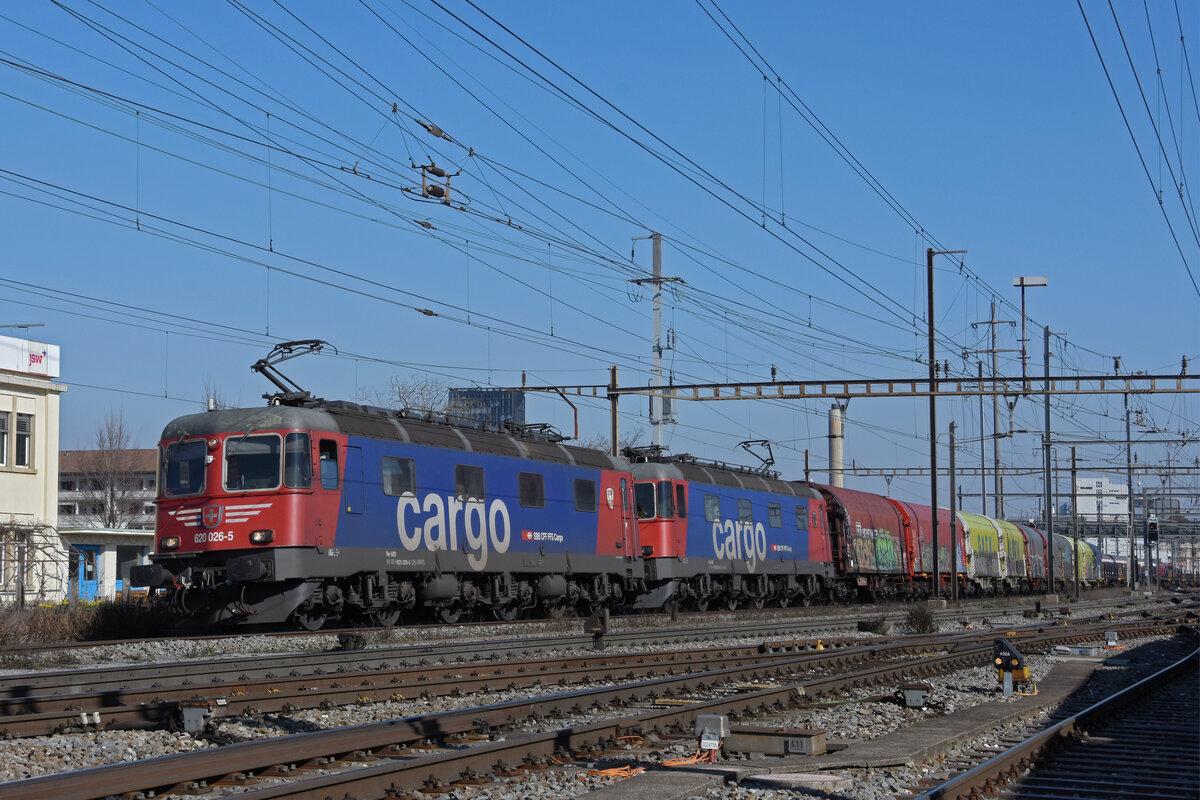 Doppeltraktion, mit den Loks 620 026-5 und 620 029-9, durchfährt den Bahnhof Pratteln. Die Aufnahme stammt vom 03.03.2022.