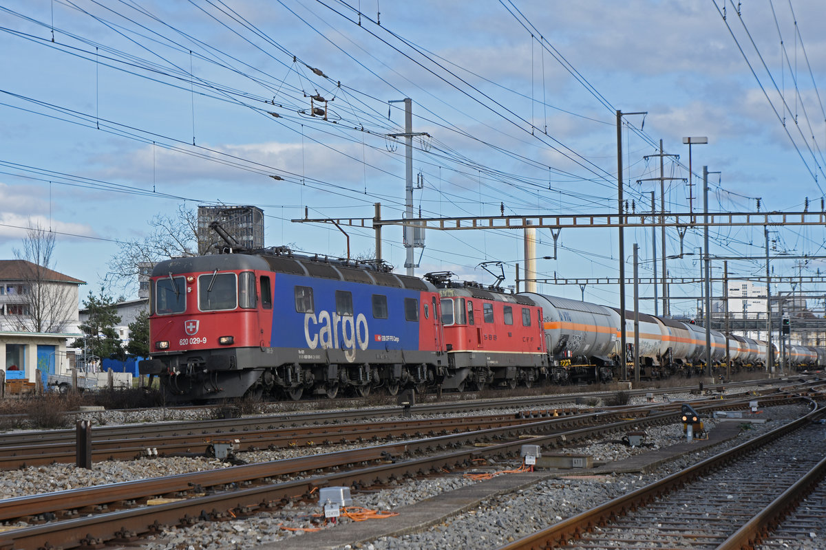Doppeltraktion, mit den Loks 620 029-9 und 420 340-2 durchfährt den Bahnhof Pratteln. Die Aufnahme stammt vom 17.02.2021.