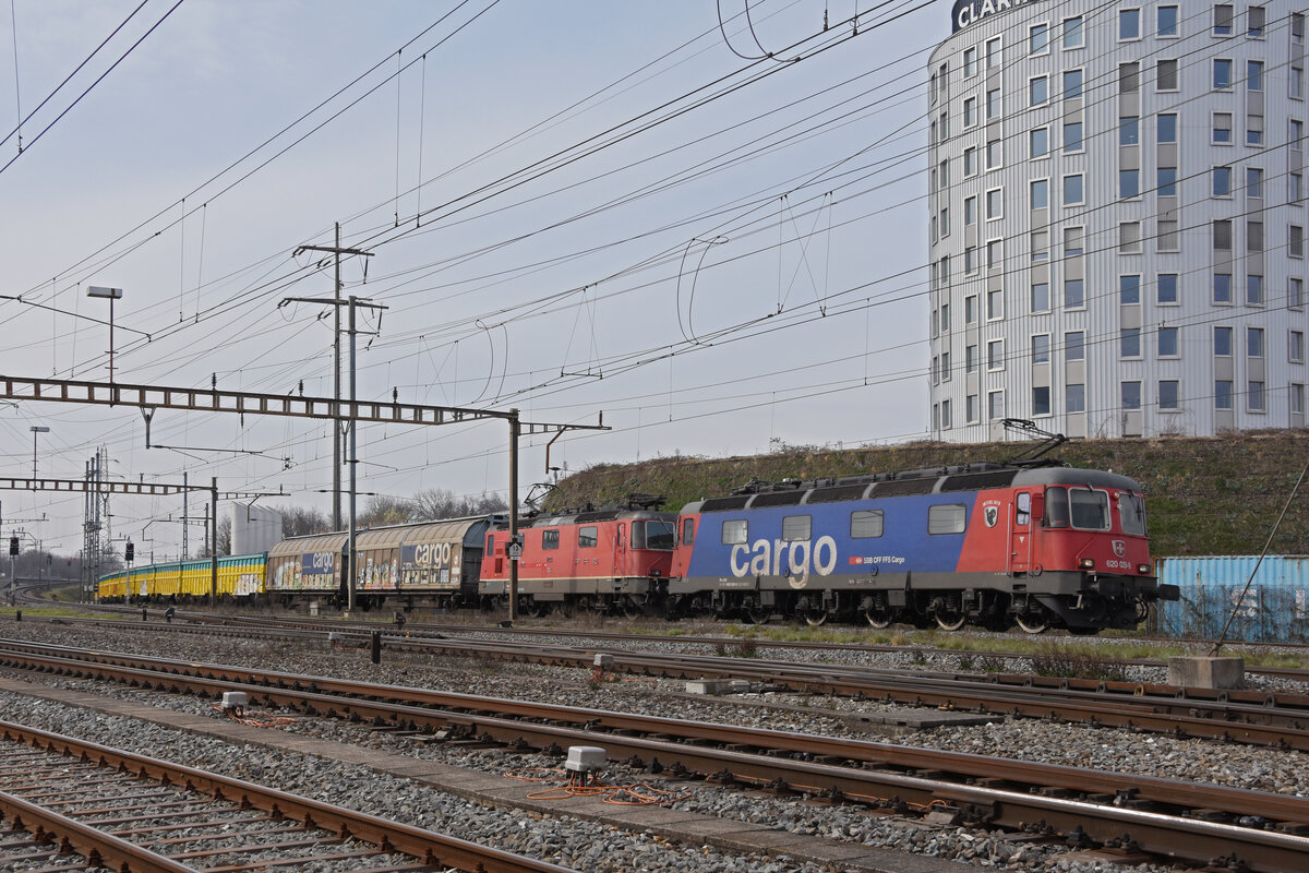 Doppeltraktion, mit den Loks 620 029-9 und 420 234-7 durchfährt den Bahnhof Pratteln. Die Aufnahme stammt vom 09.03.2021.
