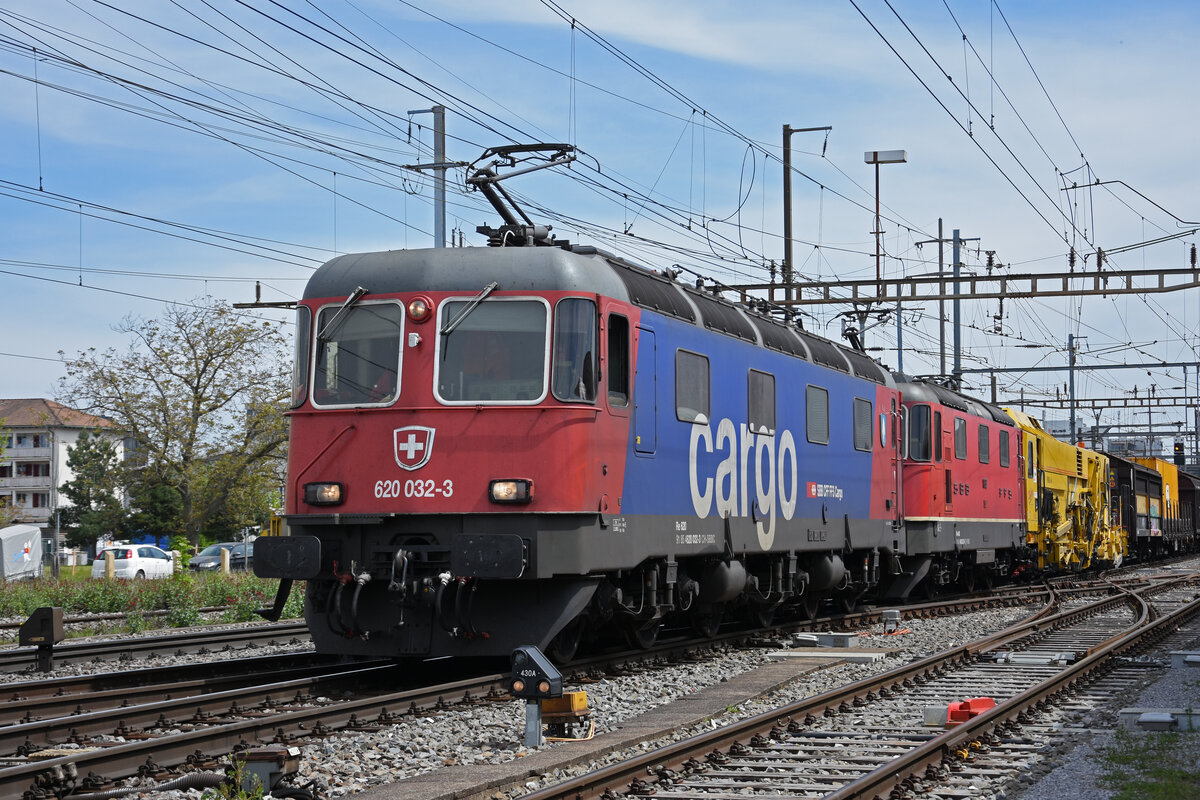 Doppeltraktion, mit den Loks 620 032-3 und 420 332-9 durchfährt den Bahnhof Pratteln. Die Aufnahme stammt vom 29.04.2022.