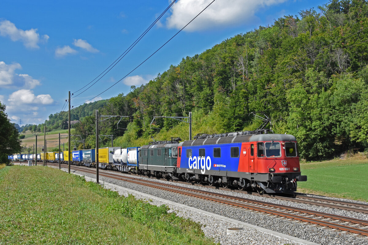 Doppeltraktion, mit den Loks 620 033-1 und 420 335-2 fährt Richtung Bahnhof Tecknau. Die Aufnahme stammt vom 28.08.2022.