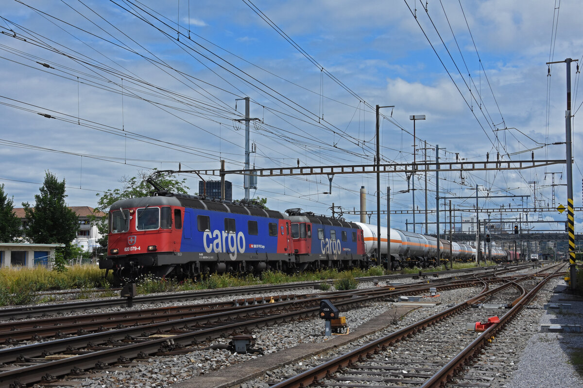 Doppeltraktion, mit den Loks 620 079-4 und 620 039-8 durchfährt den Bahnhof Pratteln. Die Aufnahme stammt vom 07.07.2021.