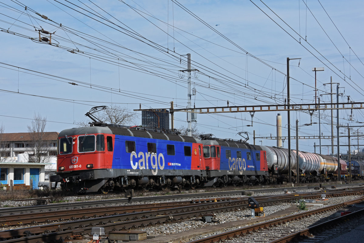 Doppeltraktion, mit den Loks 620 081-0 und 620 008-3 durchfährt den Bahnhof Pratteln. Die Aufnahme stammt vom 25.03.2021.