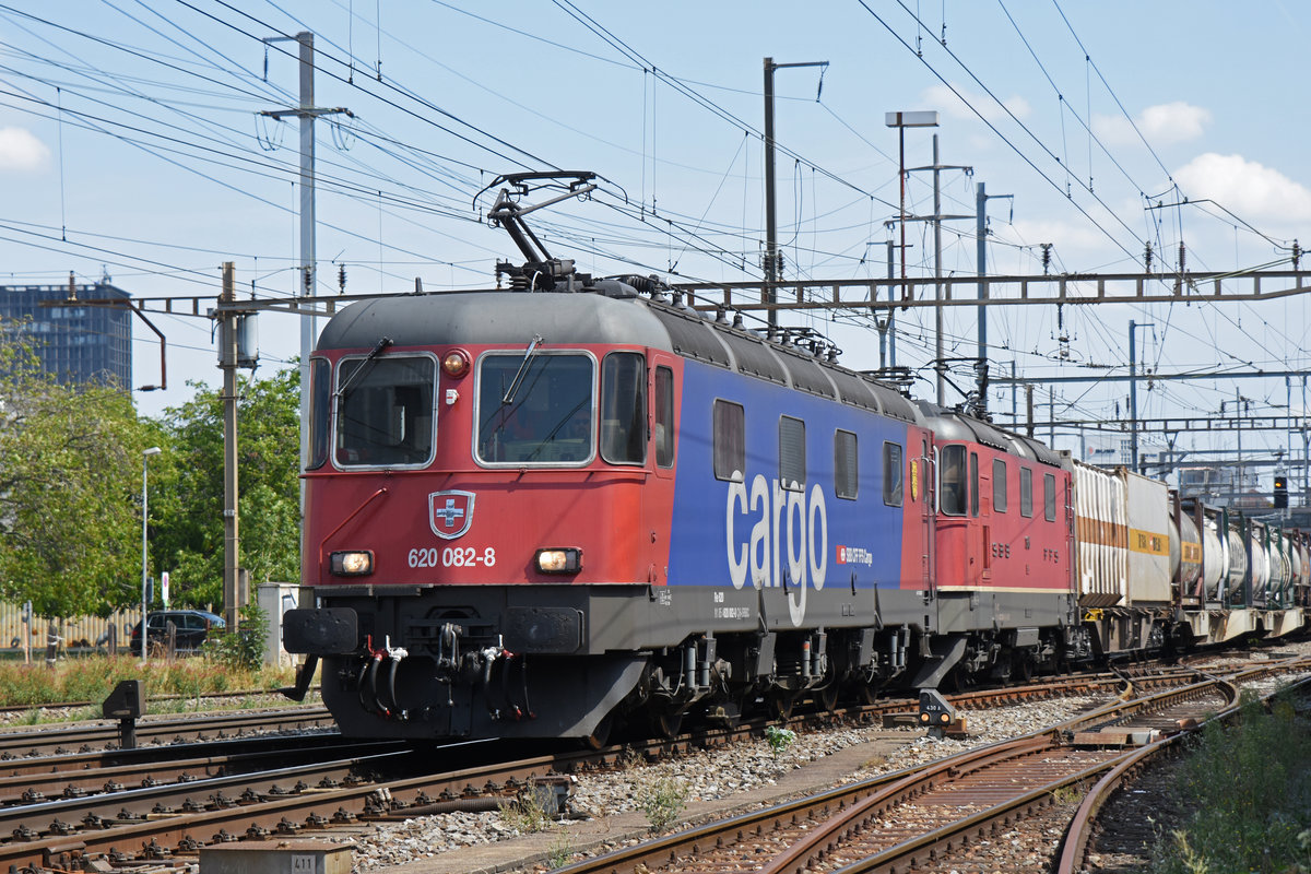 Doppeltraktion, mit den Loks 620 082-8 und 11345, durchfährt den Bahnhof Pratteln. Die Aufnahme stammt vom 23.08.2018.