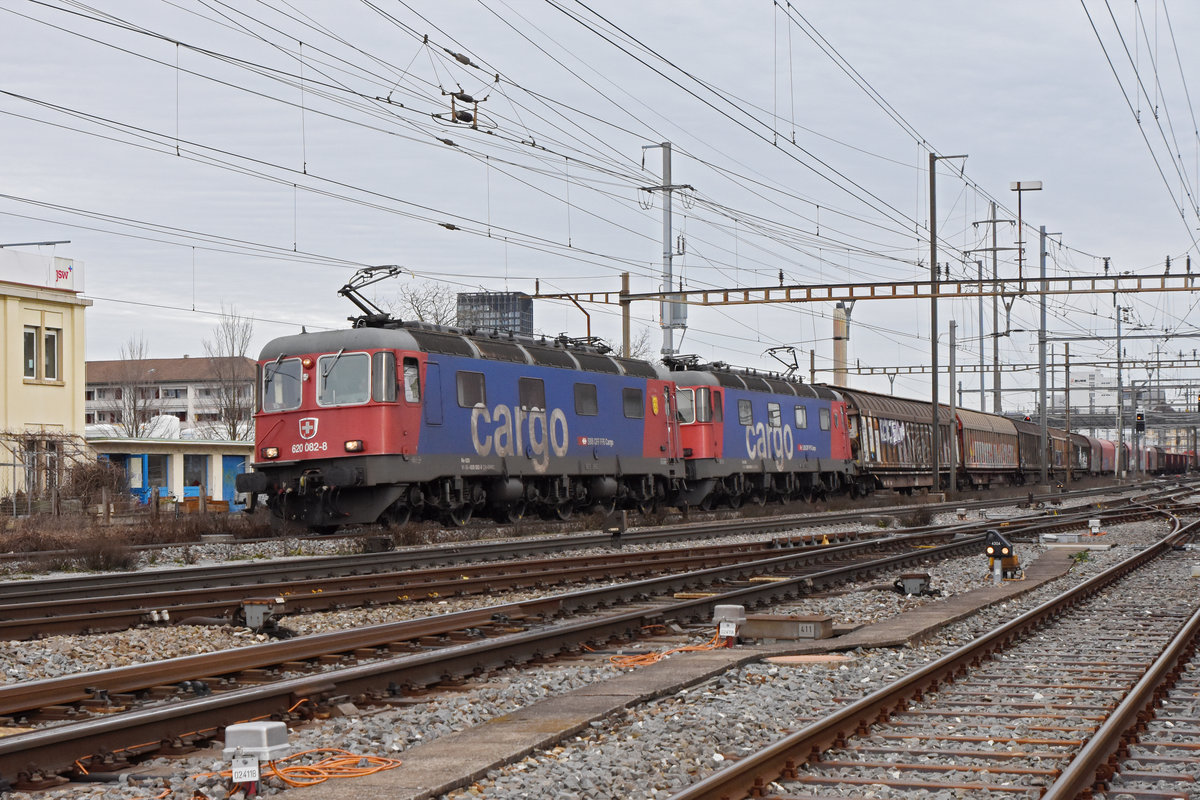 Doppeltraktion, mit den Loks 620 082-8 und 620 029-9 durchfährt den Bahnhof Pratteln. Die Aufnahme stammt vom 04.02.2021.