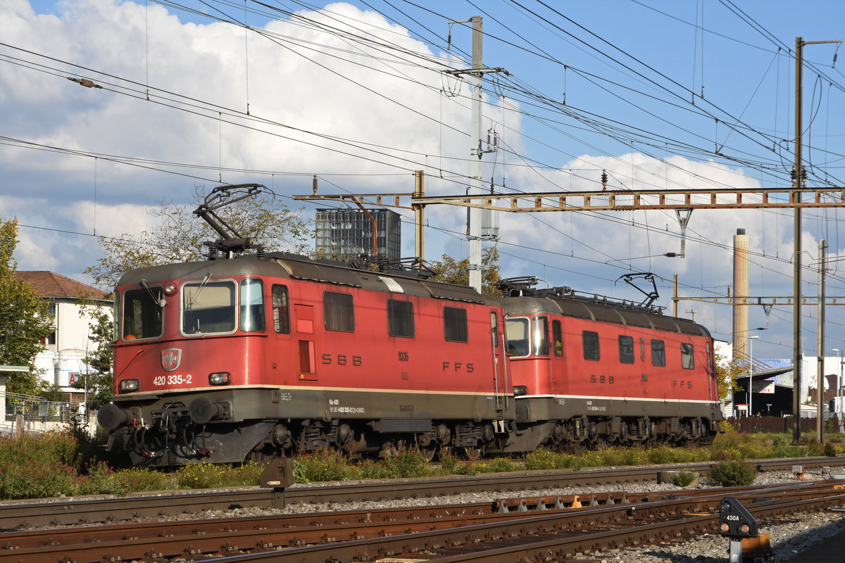 Doppeltraktion, mit den Loks 620 084-4 und 420 355-2 durchfährt den Bahnhof Pratteln. Die Aufnahme stammt vom 14.10.2020.