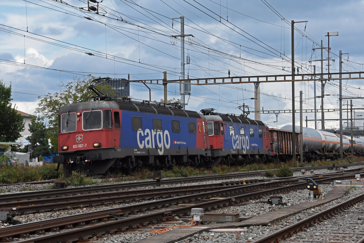 Doppeltraktion, mit den Loks 620 087-7 und 620 034-9 durchfährt den Bahnhof Pratteln. Die Aufnahme stammt vom 16.09.2021.
