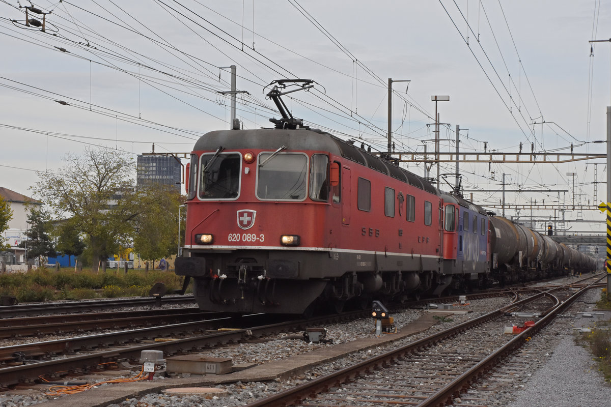 Doppeltraktion, mit den Loks 620 089-3 und 420 247-9 durchfährt den Bahnhof Pratteln. Die Aufnahme stammt vom 20.10.2020.