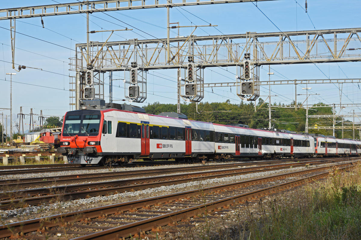 Doppeltraktion, mit den NPZ Dominos RBDe 560 298-2 und ABt 50 85 39-43 890-5, verlässt den Bahnhof Lenzburg. Die Aufnahme stammt vom 10.09.2019. 