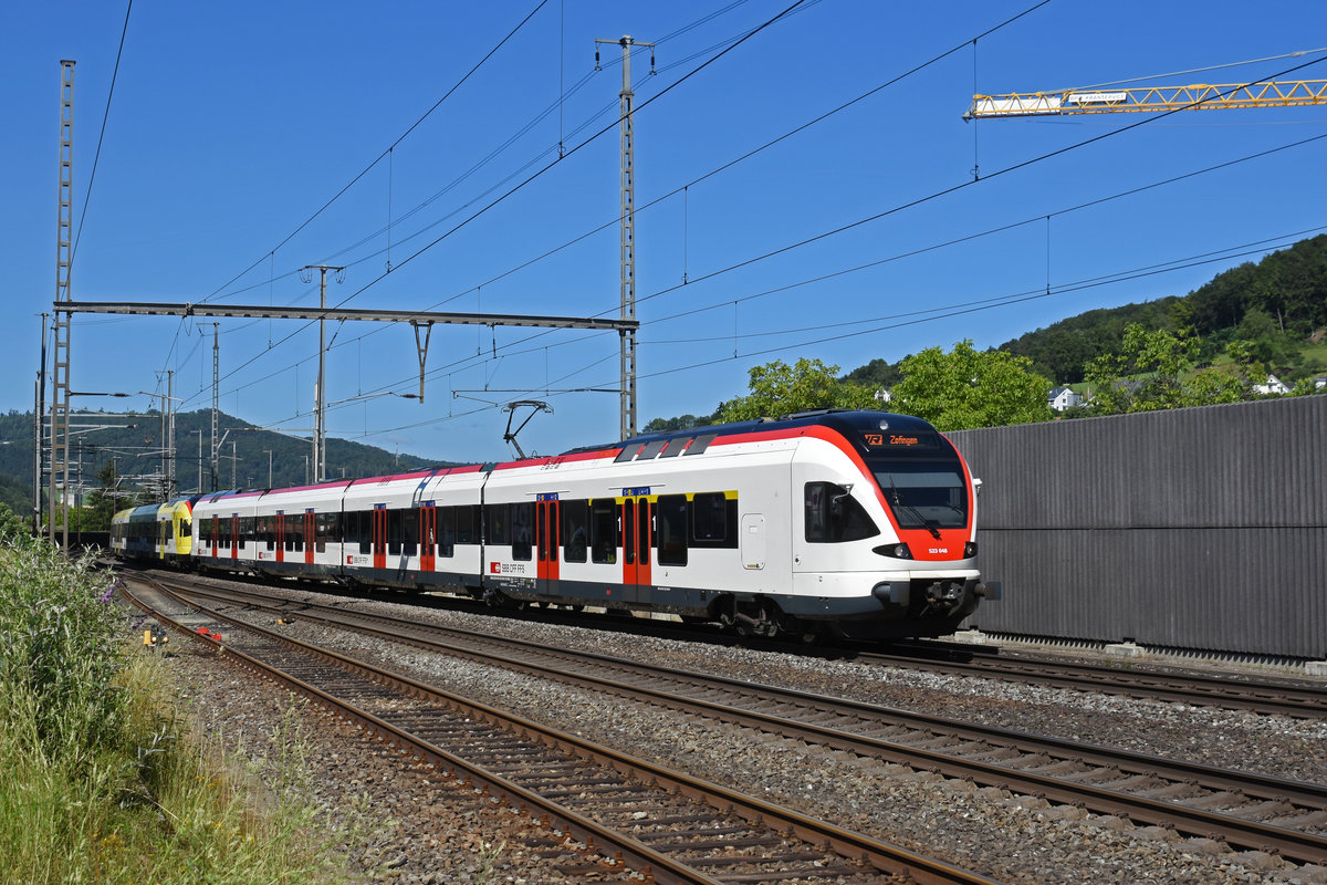 Doppeltraktion mit den RABe 523 048 und 521 017, auf dem IR nach Zofingen, durchfährt den Bahnhof Gelterkinden. Die Aufnahme stammt vom 07.07.2020.