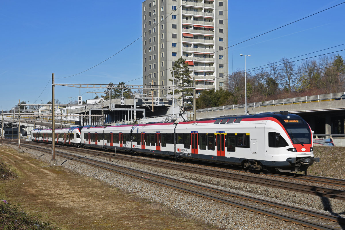 Doppeltraktion, mit der RABe 523 068 und 521 008 fährt Richtung Bahnhof Muttenz. Die Aufnahme stammt vom 17.02.2019.