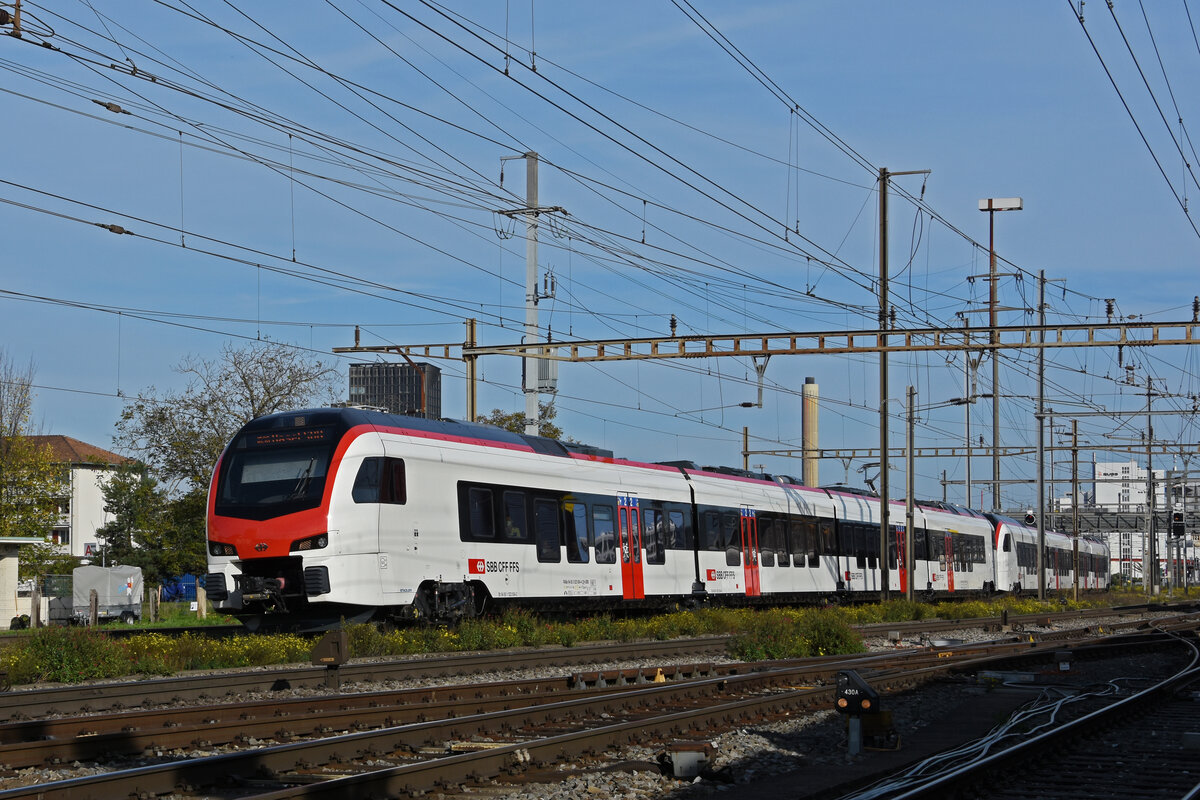 Doppeltraktion, mit den RABe 523 504-4 und 523 503-6 durchfährt am 19.10.2022 den Bahnhof Pratteln.