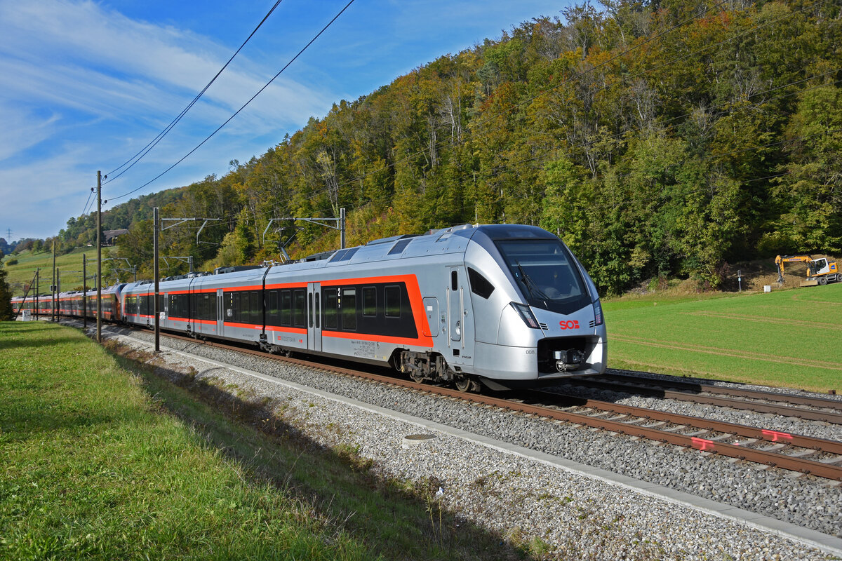 Doppeltraktion, mit den RABe 526 222 und 526 008 Traverso der SOB fährt Richtung Bahnhof Gelterkinden. Die Aufnahme stammt vom 18.10.2021.