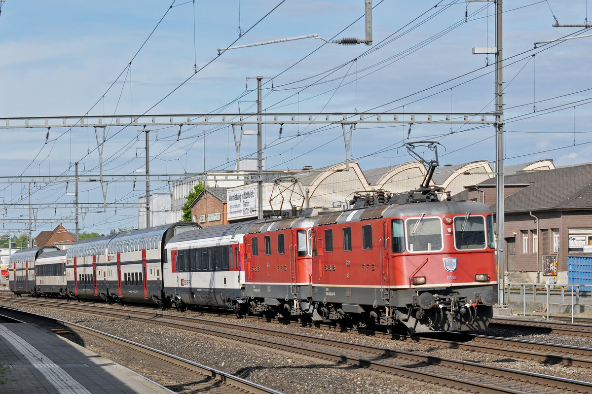 Doppeltraktion, mit der Re 4/4 II 11300 an der Spitze, durchfährt den Bahnhof Rothrist. Die Aufnahme stammt vom 12.05.2017.