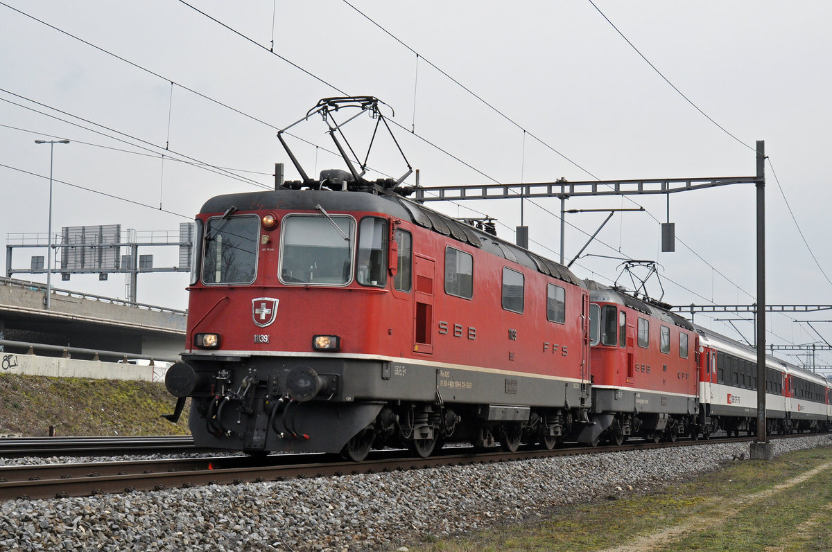 Doppeltraktion, mit den Re 4/4 II 11139 und 11129, fahren Richtung Bahnhof SBB. Die Aufnahme stammt vom 05.02.2018. 