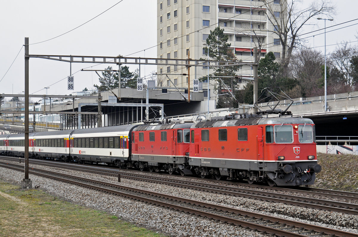 Doppeltraktion, mit den Re 4/4 II 11129 und 11139, fahren Richtung Bahnhof Muttenz. Die Aufnahme stammt vom 05.02.2018.