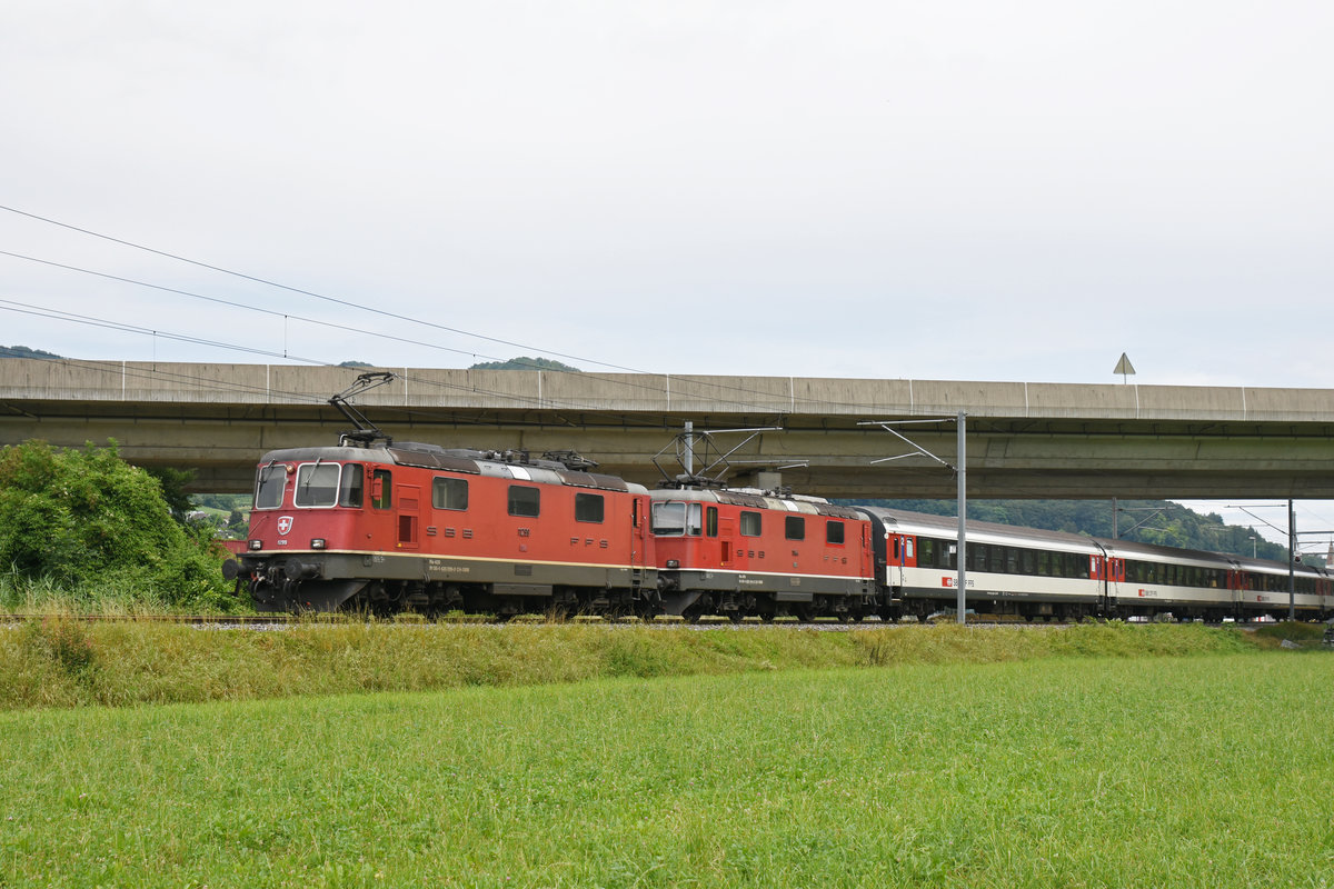 Doppeltraktion, mit den Re 4/4 II 11299 und 11144 fahren Richtung Bahnhof Itingen. Die Aufnahme stammt vom 03.07.2018.