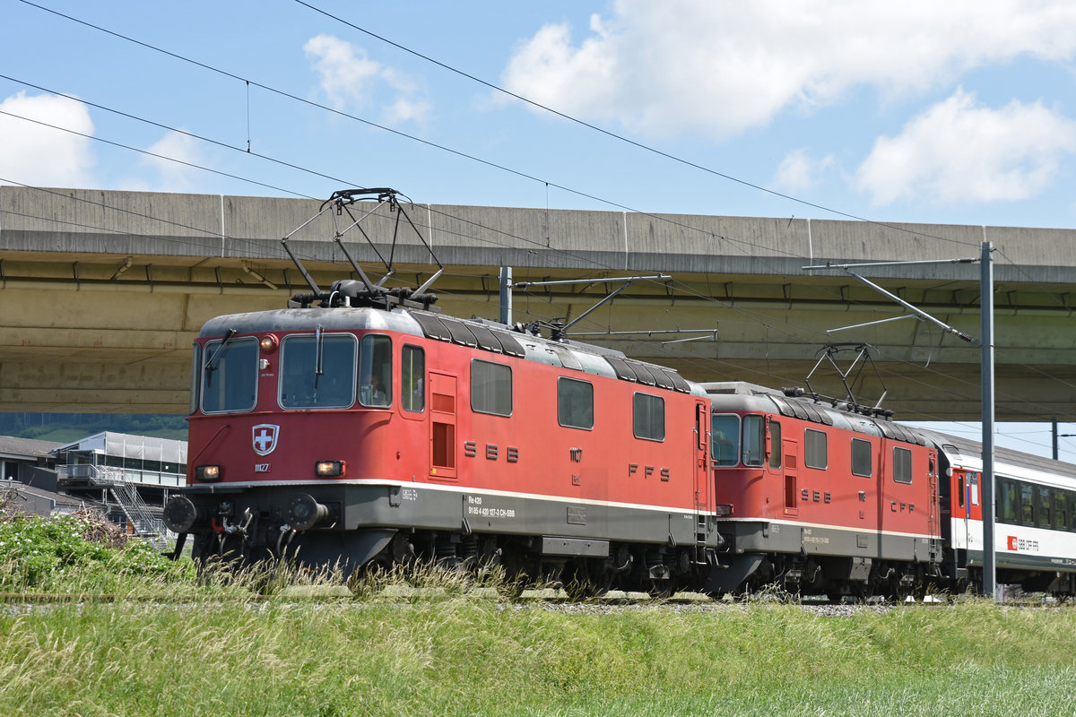 Doppeltraktion, mit den Re 4/4 II 11127 und 11118 fahren Richtung Bahnhof Ittingen. Die Aufnahme stammt vom 31.05.2018.