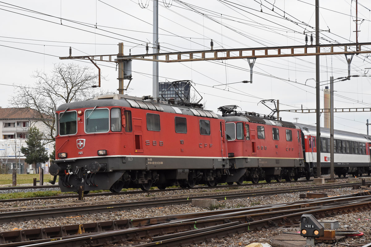 Doppeltraktion, mit den Re 4/4 II 11121 und 11302 durchfährt den Bahnhof Pratteln. Die Aufnahme stammt vom 06.03.2019.