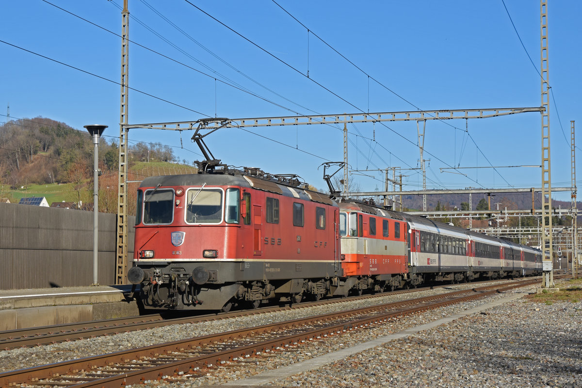Doppeltraktion, mit den Re 4/4 II 11303 und 11109 durchfährt den Bahnhof Gelterkinden. Die Aufnahme stammt vom 07.02.2020.