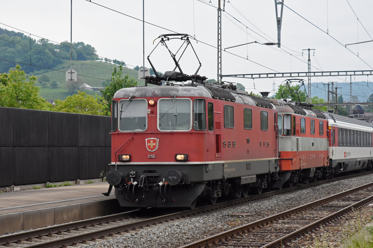 Doppeltraktion, mit den Re 4/4 II 11155 und 11108 durchfährt den Bahnhof Gelterkinden. Die Aufnahme stammt vom 13.05.2020.