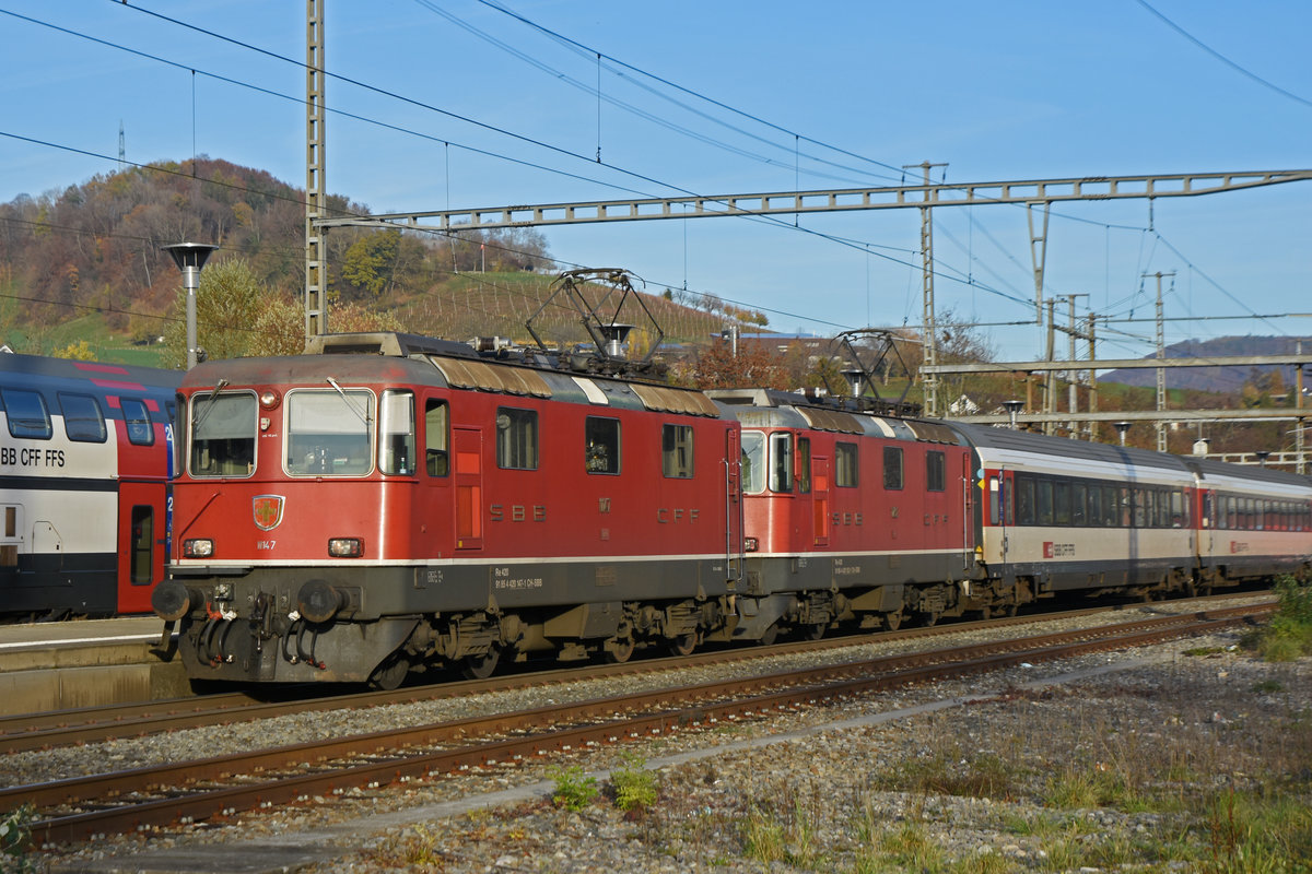 Doppeltraktion, mit den Re 4/4 II 11147 und 11152 durchfährt den Bahnhof Gelterkinden. Die Aufnahme stammt vom 13.11.2020.