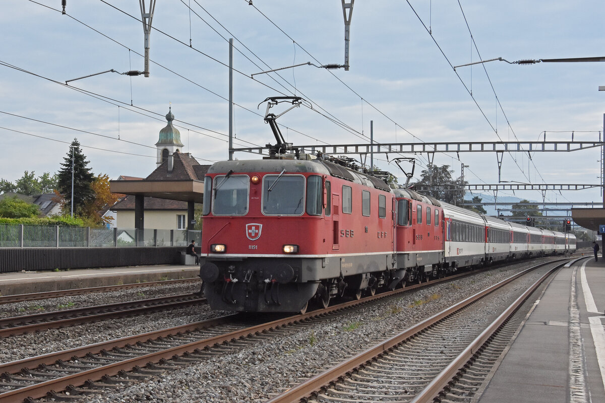 Doppeltraktion, mit den Re 4/4 II 11191 und 11199 durchfährt am 21.09.2023 den Bahnhof Rupperswil.