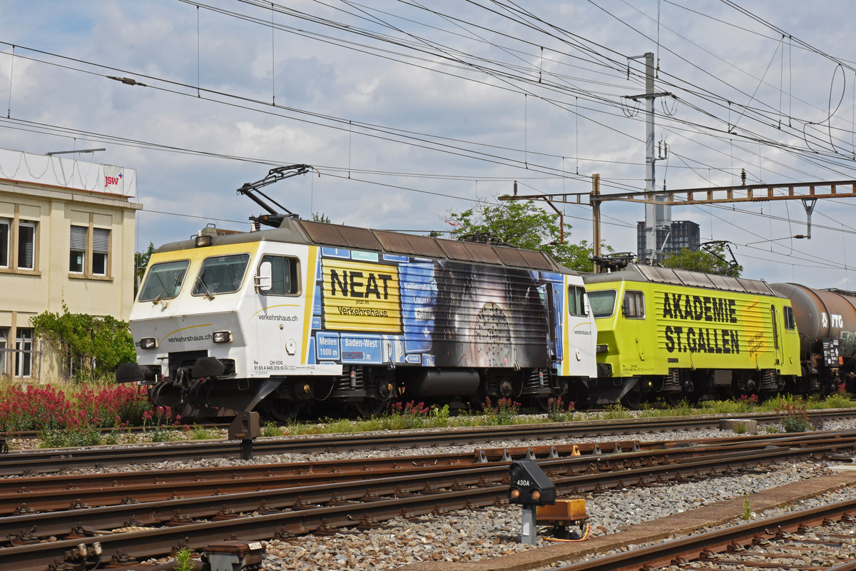 Doppeltraktion, mit den Re 446 015-0 und 446 018-4, durchfährt den Bahnhof Pratteln. Die Aufnahme stammt vom 216.05.2020.