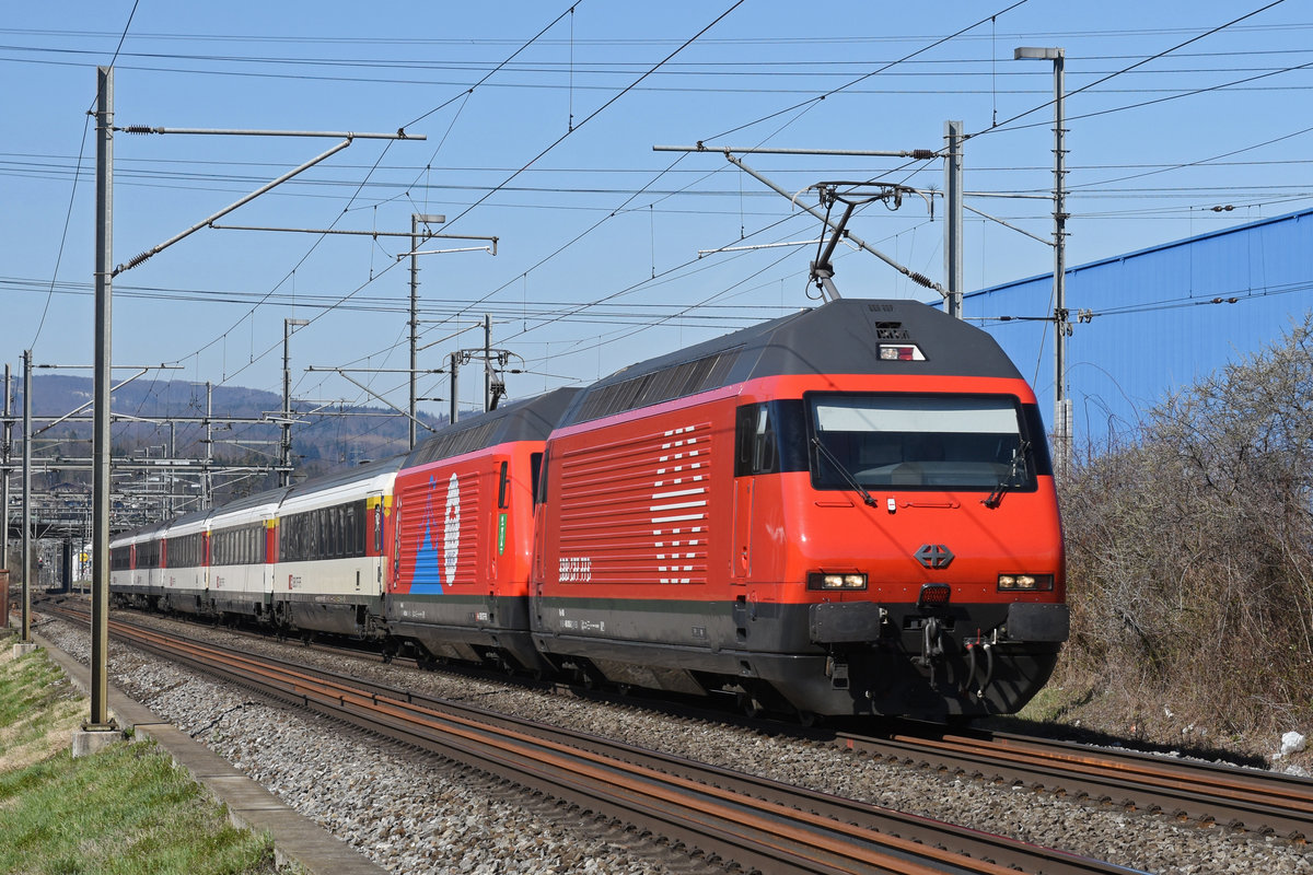 Doppeltraktion, mit den Re 460 005-2 und 460 058-1 mit der Werbung für 100 Jahre Zirkus Knie, fährt Richtung Bahnhof Itingen. Die Aufnahme stammt vom 21.03.2019.