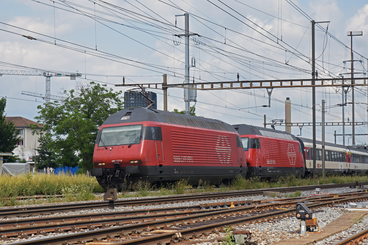 Doppeltraktion, mit den Re 460 107-6 und 460 050-8, durchfährt den Bahnhof Pratteln. Die Aufnahme stammt vom 15.07.2019.