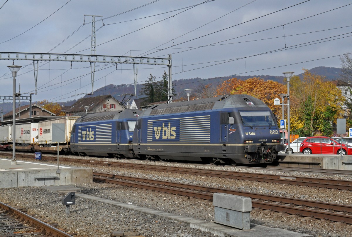 Doppeltraktion mit den Re 465 002-4 und 465 010-7 durchfahren den Bahnhof Sissach. Die Aufnahme stammt vom 30.10.2015.