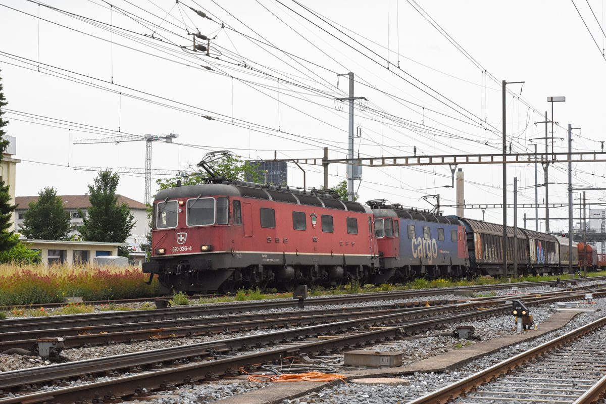 Doppeltraktion, mit den Re 620 036-4 und 620 087-7 durchfährt den Bahnhof Pratteln. Die Aufnahme stammt vom 14.06.2019.