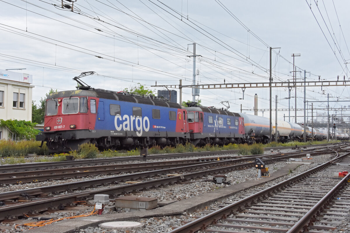 Doppeltraktion, mit den Re 6/6 620 087-7 und 620 088-5 durchfährt den Bahnhof Pratteln. Die Aufnahme stammt vom 09.06.2022.