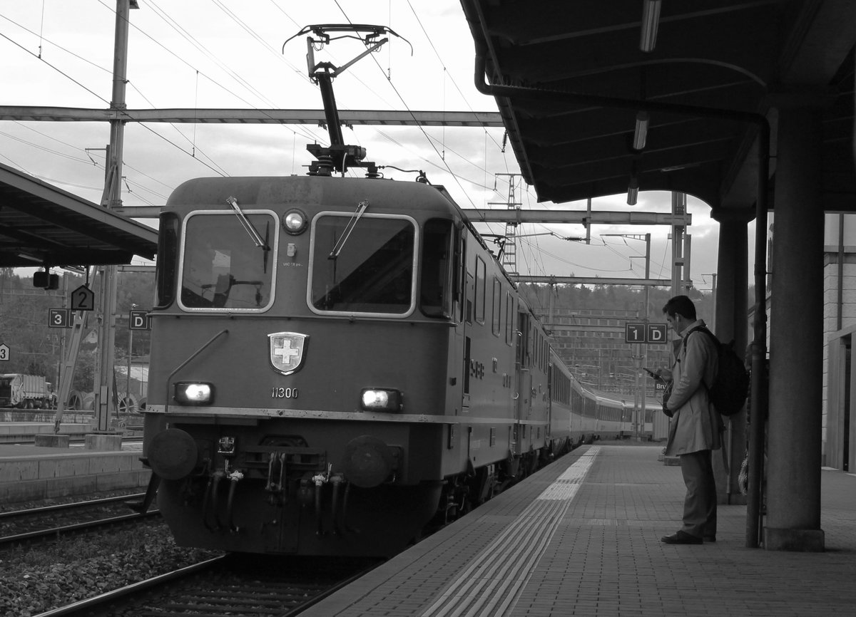 Doppeltraktion mit den SBB Re 4/4 II Nr. 11300 und SBB Re 4/4 II Nr. 11299 als IR von Basel SBB nach Zürich HB bei der Ankunft auf Gleis 1 im Bahnhof Brugg. Freitag, 20. Oktober 2017 	